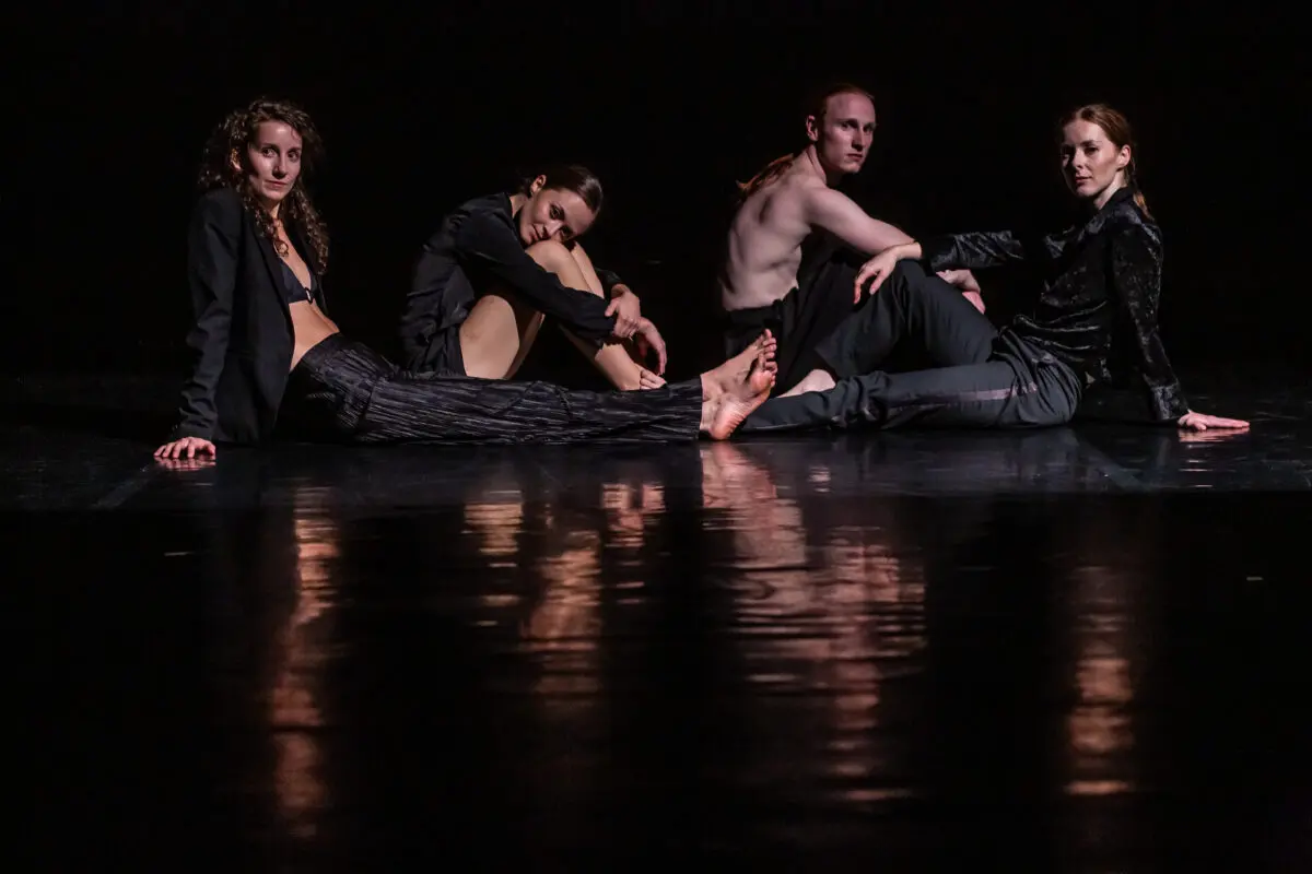 Otwórz zdjęcie 2 z 6: STICKY FINGERS CLUB / wyk. Daniela Komędera-Miśkiewicz, Dominika Wiak, Dominik Więcek, Monika Witkowska / muzyka: Przemysław Degórski / reżyseria świateł: Krystian Koźbiał / opieka dramaturgiczna: Konrad Kurowski/ zrealizowano w ramach projektu rezydencja/premiera w ramach 12. Gdańskiego Festiwalu Tańca. fot. Daniel Frymark/ www.testigo.pl