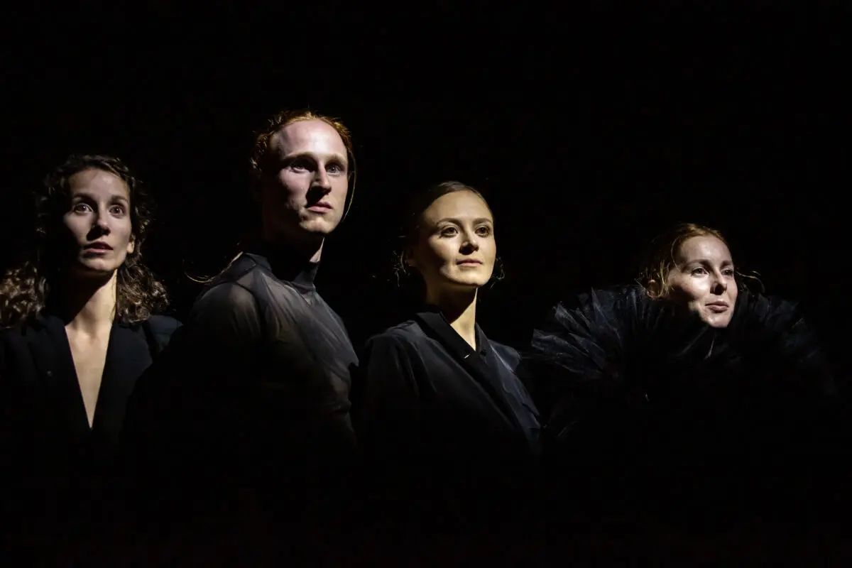 Otwórz zdjęcie 4 z 6: STICKY FINGERS CLUB / wyk. Daniela Komędera-Miśkiewicz, Dominika Wiak, Dominik Więcek, Monika Witkowska / muzyka: Przemysław Degórski / reżyseria świateł: Krystian Koźbiał / opieka dramaturgiczna: Konrad Kurowski/ zrealizowano w ramach projektu rezydencja/premiera w ramach 12. Gdańskiego Festiwalu Tańca. fot. Daniel Frymark/ www.testigo.pl